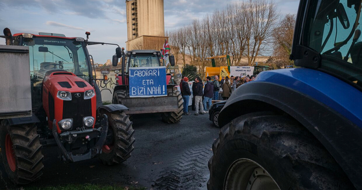Francuski poljoprivrednici drugi put u tjedan dana blokirali Pariz traktorima