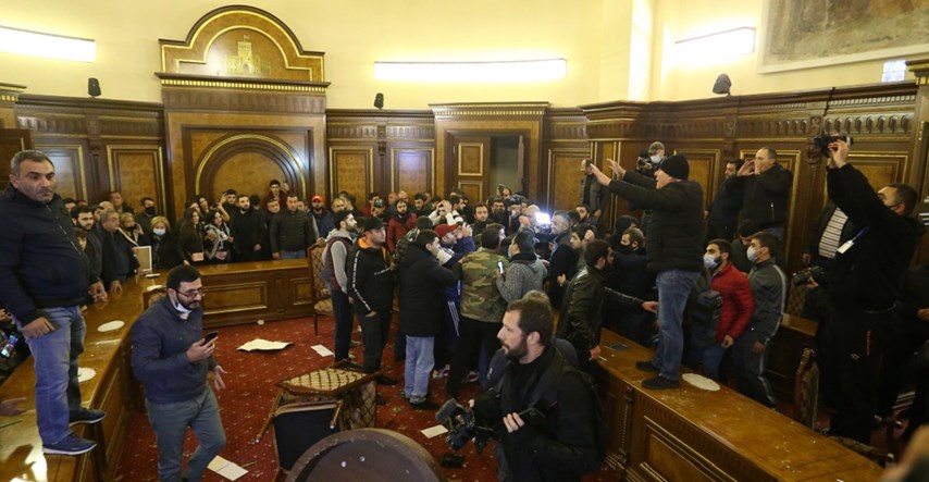 VIDEO Prosvjednici upali u zgradu armenskog parlamenta, pretukli predsjednika vlade