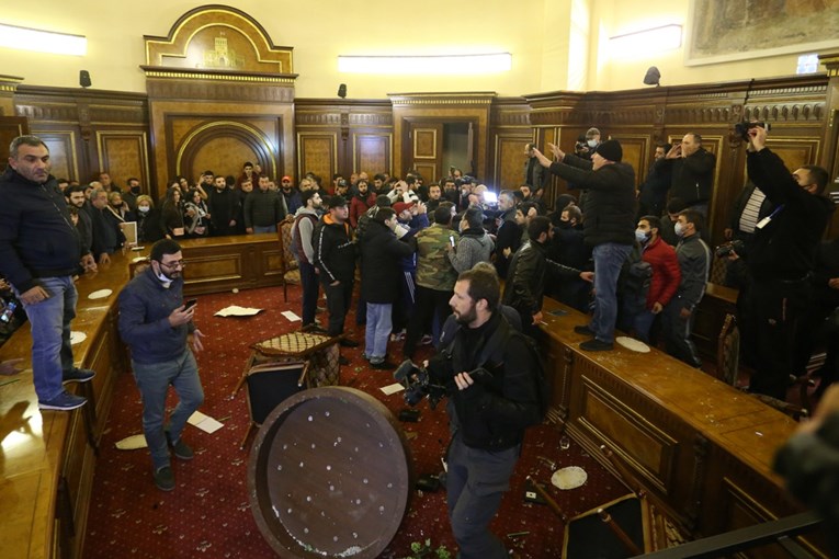 VIDEO Prosvjednici upali u zgradu armenskog parlamenta, pretukli predsjednika vlade
