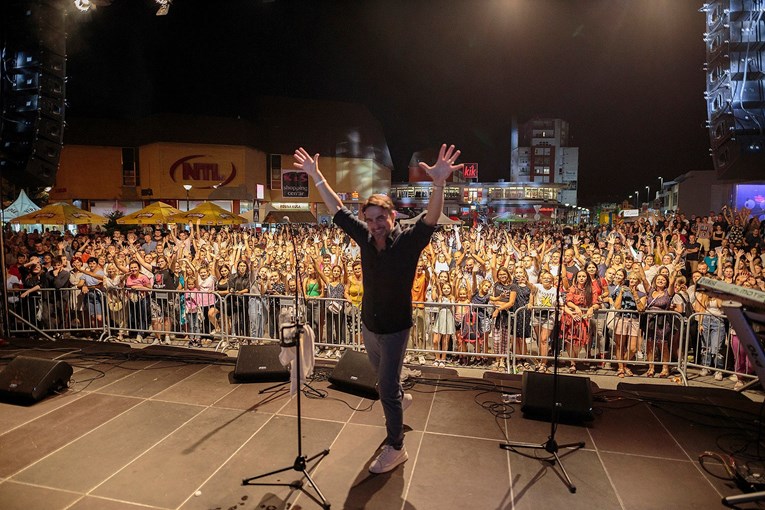 Kao da je bio cijeli grad: Skoro 20 tisuća ljudi u Virovitici došlo na Jolin koncert