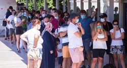 FOTO Turisti u velikim redovima čekaju testiranje na koronavirus u Rijeci i Šibeniku