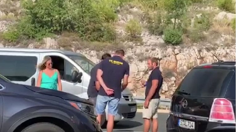 Zapeli na autocesti kod Šibenika zbog požara, vrijeme kratili šijavicom