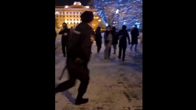 Policija na antiratnim prosvjedima u Rusiji uhitila 700 ljudi. Tukla prosvjednike?