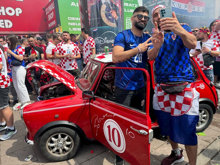 VIDEO Auto u hrvatskim bojama oduševio navijače u Hamburgu