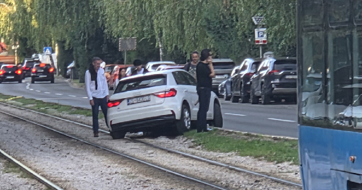 Auto zapeo uz tramvajsku prugu na Medveščaku, tramvaji stajali 15 minuta