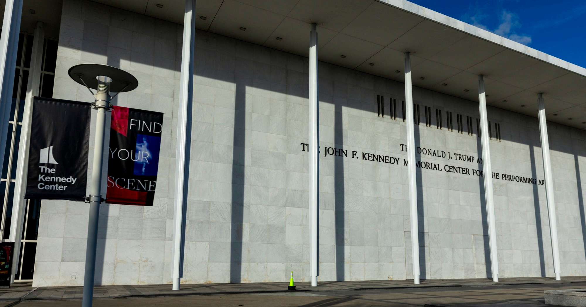 Pobuna zbog Trumpovog imena: Otkazani novogodišnji koncerti u Trump Kennedy Centru