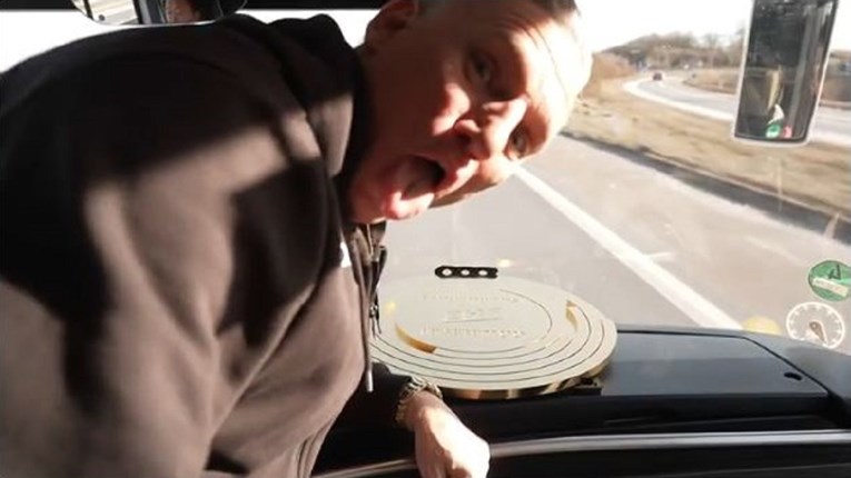 VIDEO Danski izbornik javio se iz slavljeničkog busa. Scena je viralna