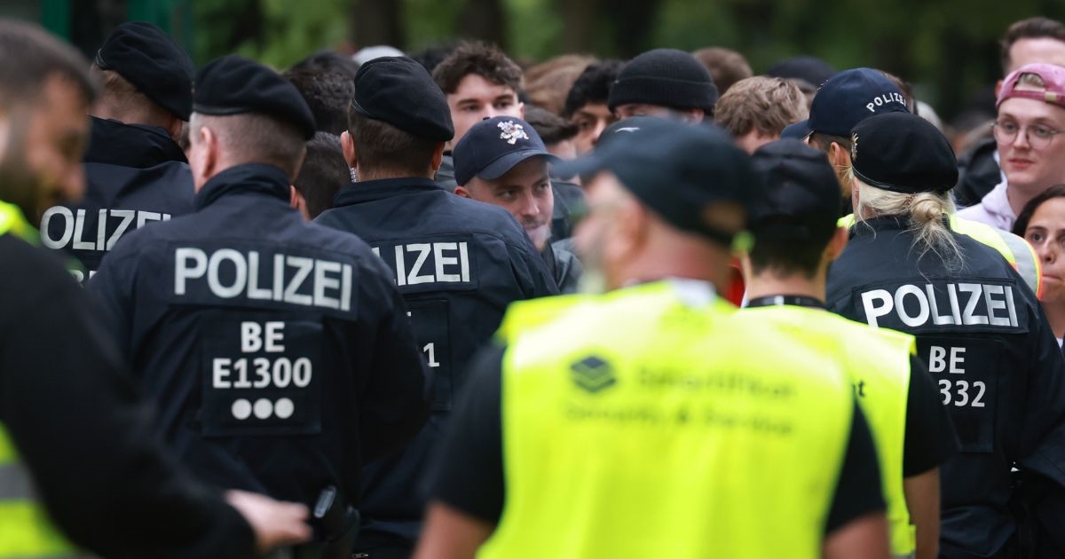 Njemačka policija upozorila da neće dozvoljavati pjesmu o rušenju nacističkih aviona
