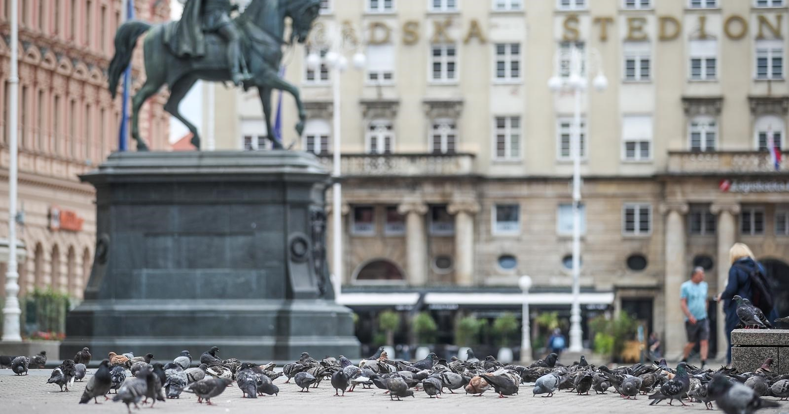 Fotka dana: Golubovi iskoristili mirno nedjeljno jutro i preplavili Trg bana Jelačića