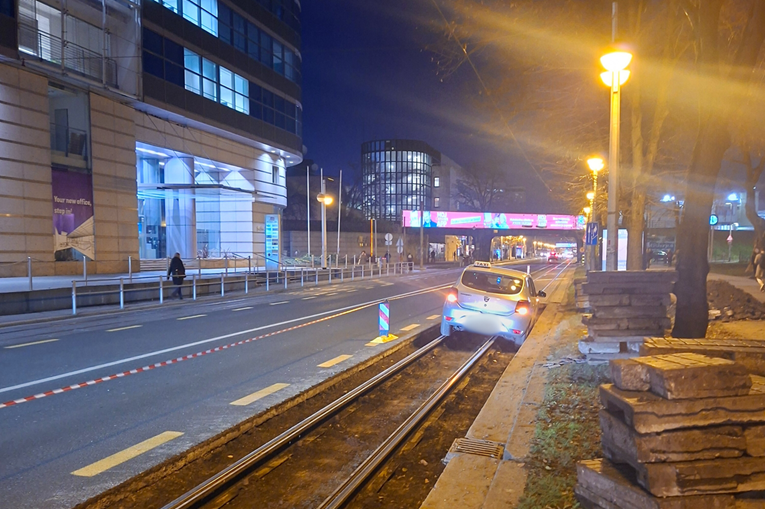 FOTO Taksi upao u tramvajske tračnice na Savskoj