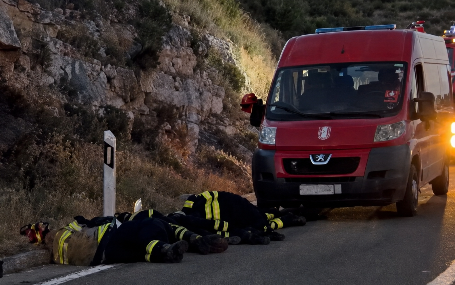Vatrogasci obranili sve kuće na Dugom otoku, lete kanaderi. Nove informacije o Omišu