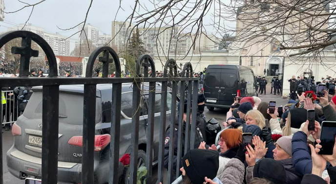 Tijelo Navalnog stiglo u crkvu. Snajperisti na krovovima. Kremlj zaprijetio