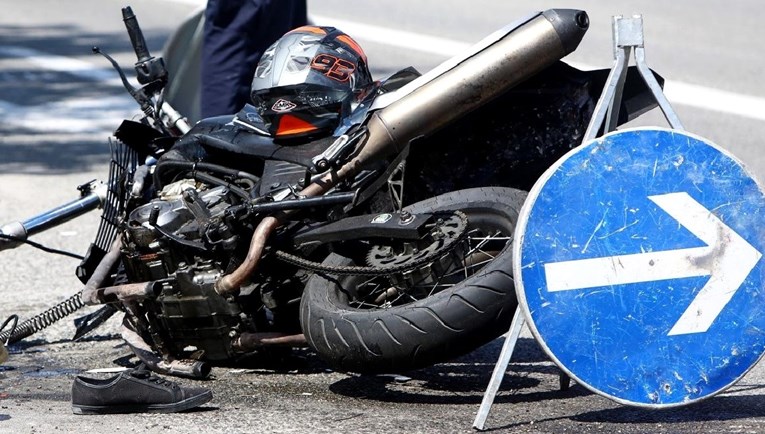 Nesreća kod Omiša, sudarila se tri auta i motocikl. Motociklist završio u bolnici