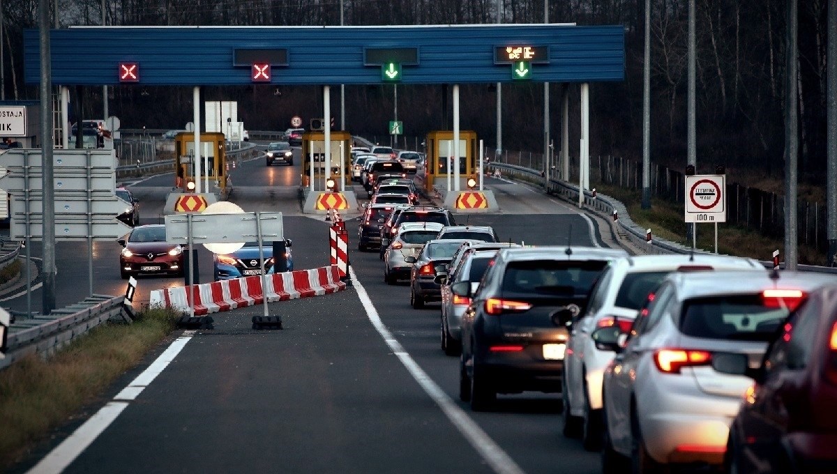 FOTO Kilometarska kolona na autocesti prema Sisku