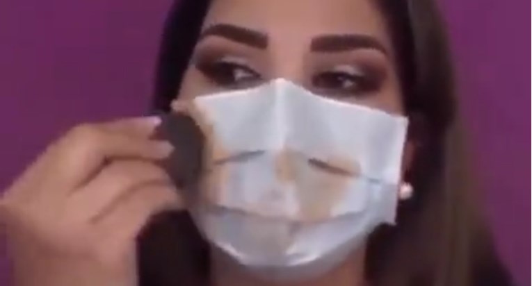 Djevojka se našminkala preko zaštitne maske i razljutila korisnike društvenih mreža