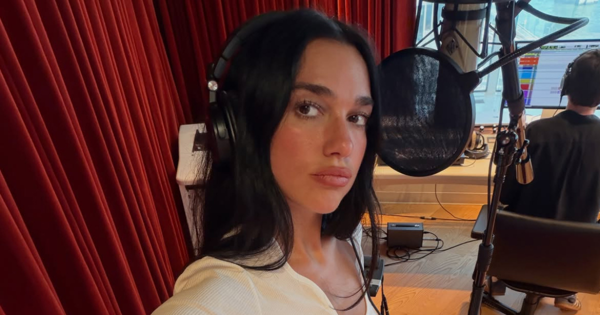 Dua Lipa nosi bijele hlače koje su sve samo ne obične. Koštaju gotovo 9000 €