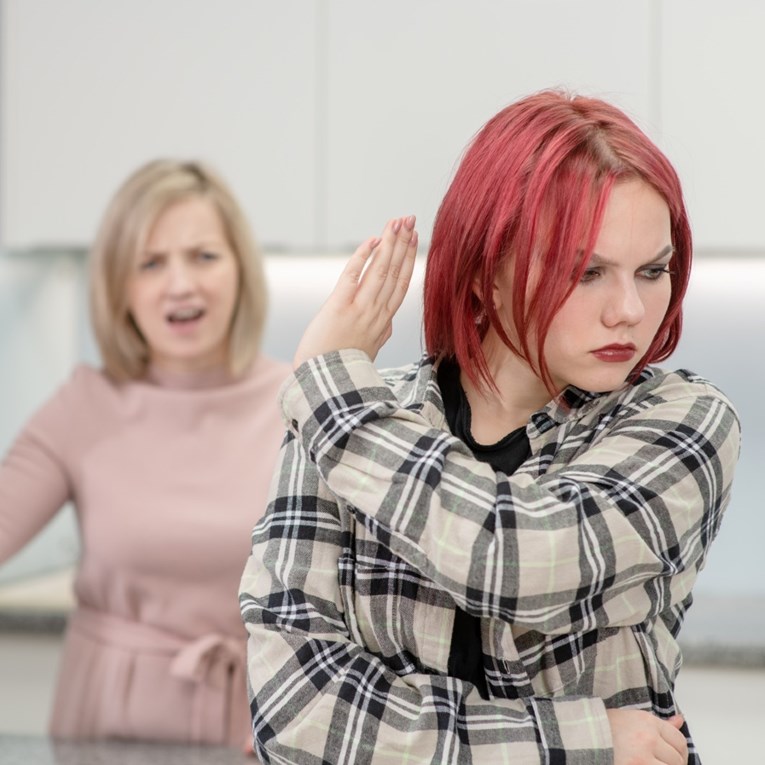 Psihologinja: 3 faze kroz koje tinejdžeri prolaze tijekom "odvajanja" od roditelja