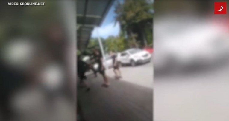 VIDEO Grupa ljudi u Slavonskom Brodu napala muškarca koji je nosio Hajdukovu majicu