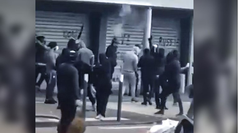 Šire se nevjerojatne snimke iz Francuske: Banditi marširaju ulicom i pucaju u zrak
