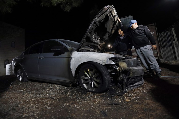Izraelski doseljenici napadaju Palestince, pale kuće. Ministar: To nije terorizam
