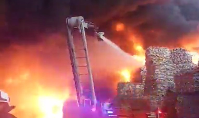 VIDEO Ogromni požar u Osijeku gasi i robot