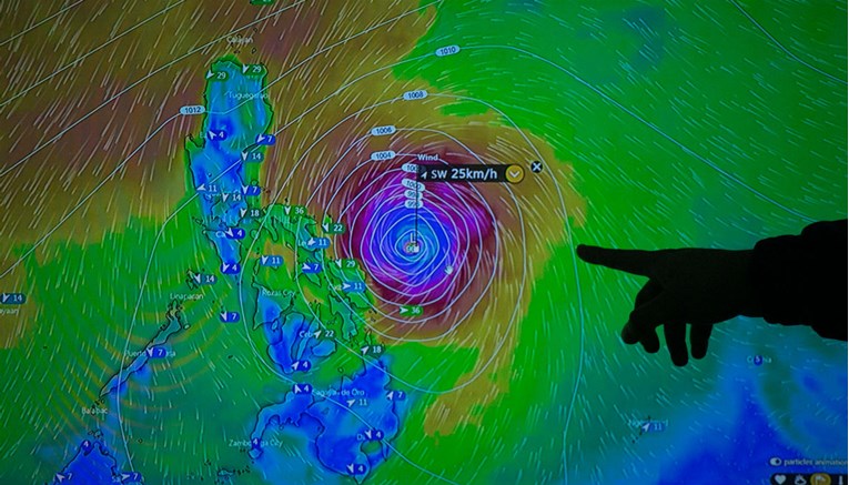 Tajfun pogodio Filipine, jedan muškarac poginuo