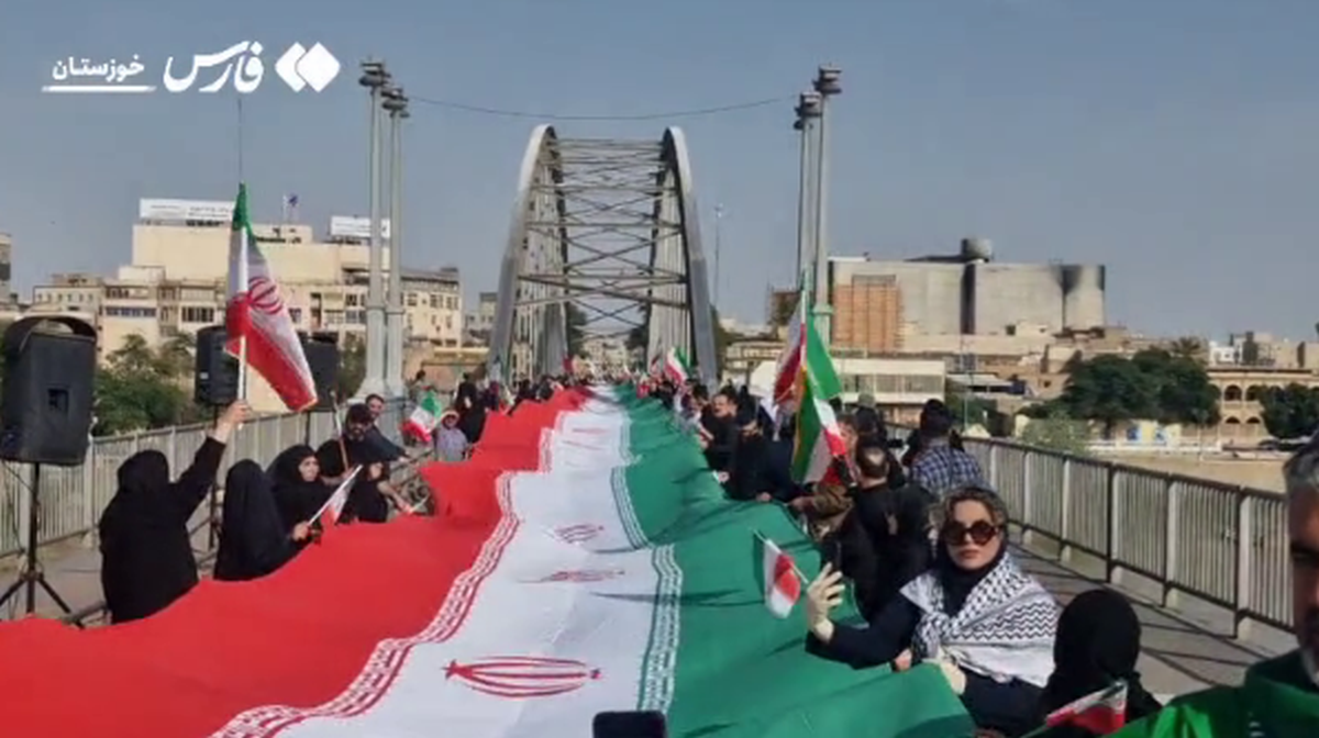 VIDEO Iranci formirali "žive lance" na mostovima