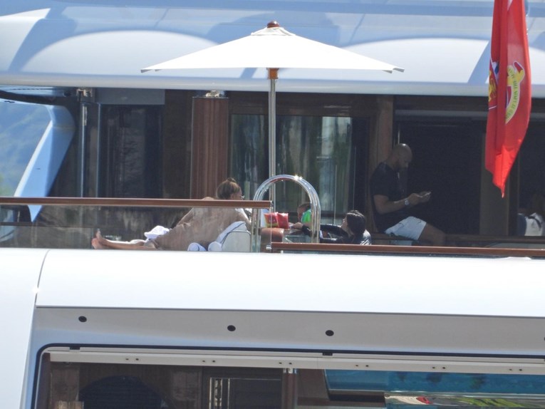 Beyoncé i Jay-Z snimljeni na jahti kod Cavtata, pjevačica uživa u sunčanju