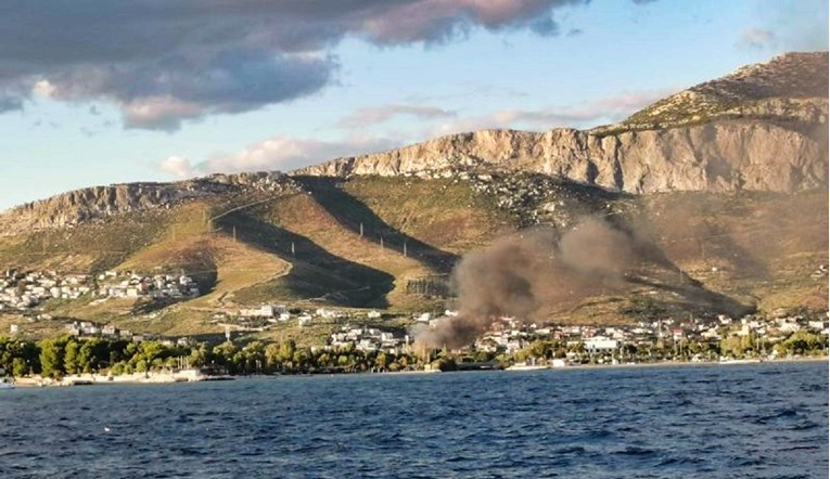 Buknuo požar u Splitu, gorjelo smetlište kod TTTS-a. Požar gasilo 16 vatrogasaca
