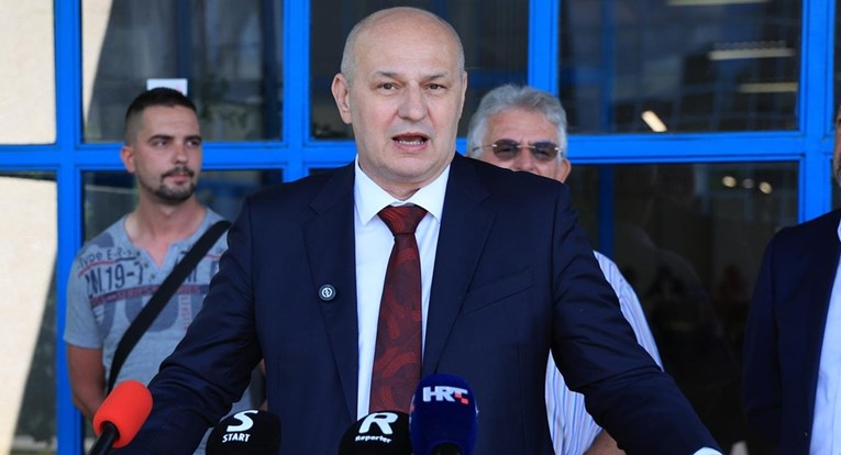 Kolakušić predao potpise za skupštinu. Rekao zašto ne ide za gradonačelnika Zagreba