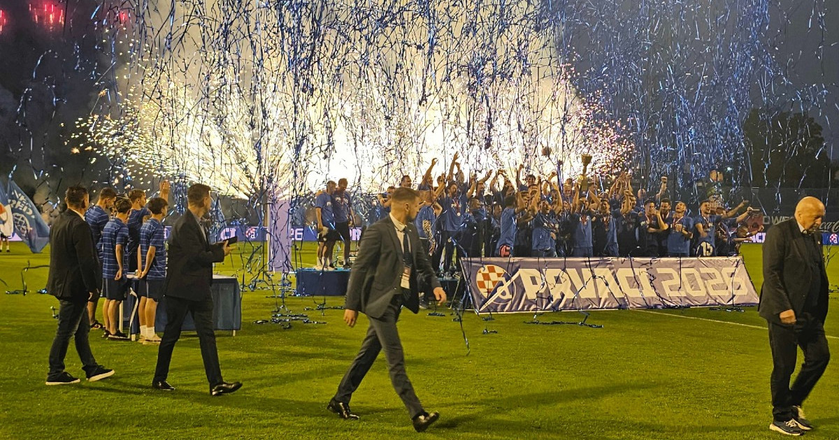 UŽIVO Dinamo u spektakularnoj atmosferi slavi duplu krunu. Igrači se popeli na Sjever