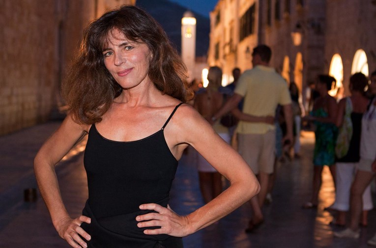 Zbog nacionalističke hajke morala napustiti rodni Zagreb. Ostala je bez stana i posla