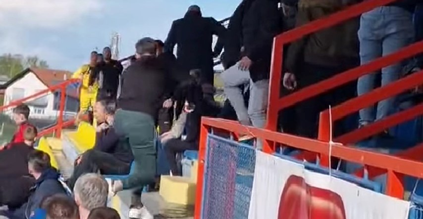 VIDEO Dvojica igrača u BiH usred utakmice otišla na tribine tući se s navijačima
