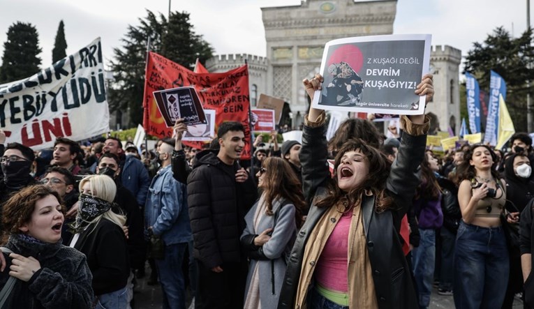 Osamnaest zaposlenika gradske uprave Istanbula završilo u zatvoru