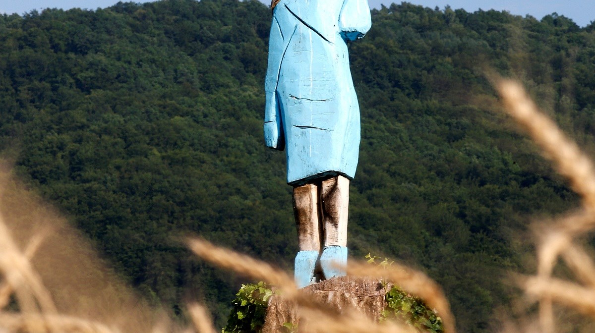 Zapaljen Melanijin kip u Sevnici, svi se sprdaju: Sto posto je sama zapalila taj užas