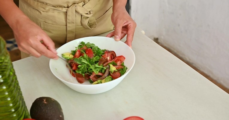 Kardiolog otkrio što dodaje gotovo svakom obroku