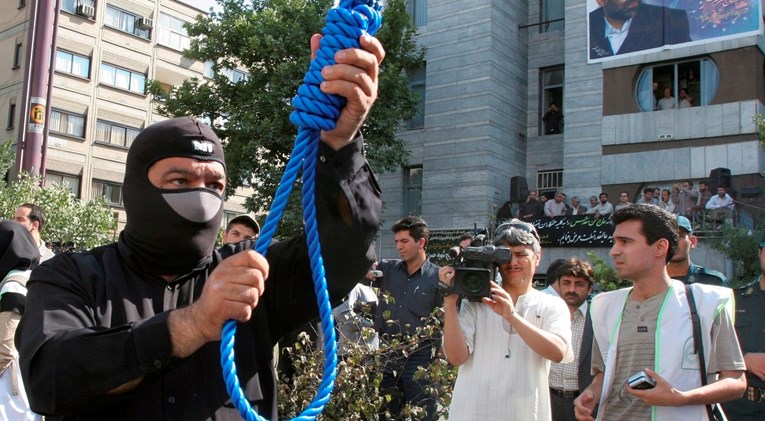 Iran objesio trojicu muškaraca i ženu: "Surađivali su s cionistima"