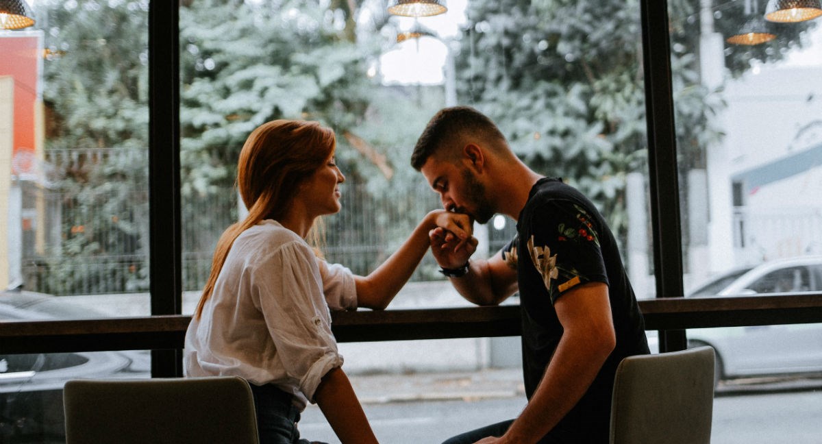 Devet toksičnih stvari koje ljudi rade na početku veze (i kako ih izbjeći)