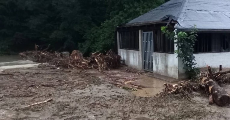 Snažna kiša izazvala poplave u BiH, meteorolozi upozoravaju na opasnost