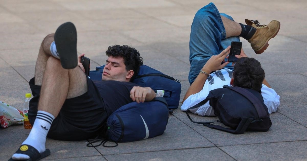Fotka dana: Mladići u centru Zagreba prilegli u hladu