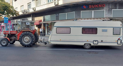 Nesvakidašnji prizor: U Splitu snimljen traktor koji vuče kamp-kućicu
