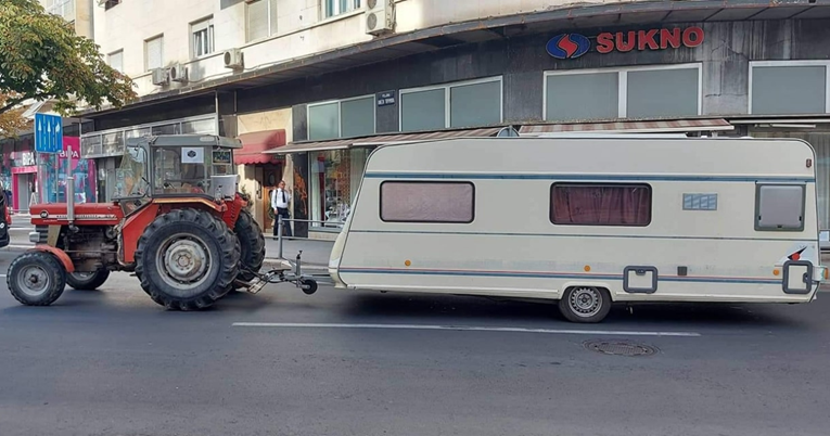 Nesvakidašnji prizor: U Splitu snimljen traktor koji vuče kamp-kućicu