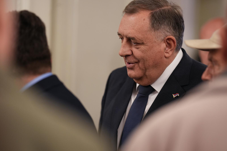 Dodik: Amerikanci su potjerali Schmidta. Plakao je i molio da ode po svoje stvari