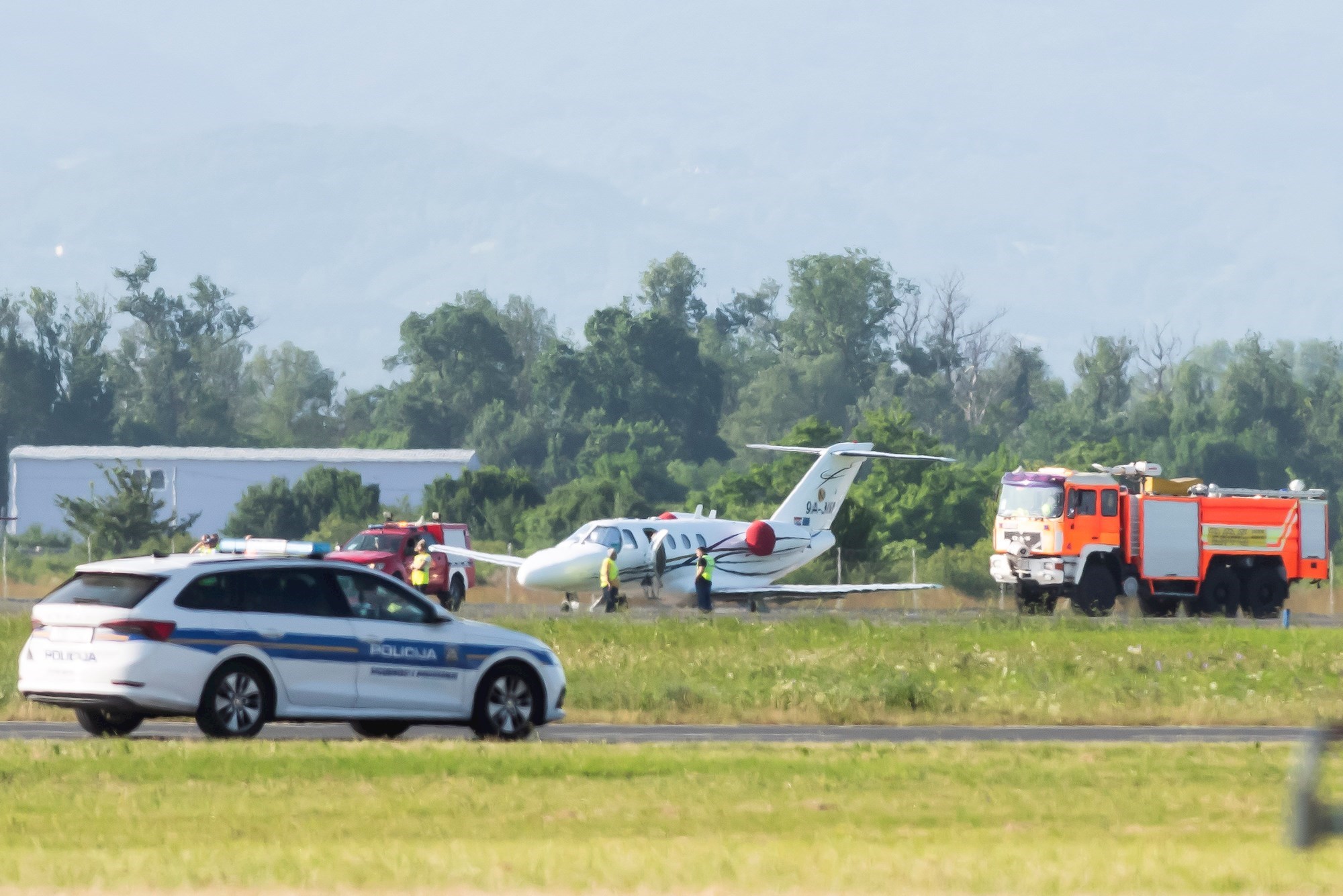 Oštećen stajni trap malog aviona pri slijetanju u Zagreb. Tuđman zatvoren