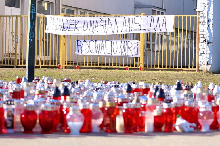 VIDEO I FOTO Tuga u Prečkom, ljudi pale svijeće, ostavljaju poruke. Netko donio autić