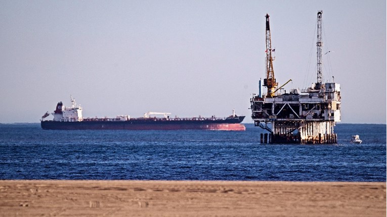 Pad zaliha u SAD-u podigao cijene nafte na 72 dolara