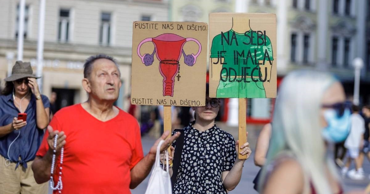 Protuprosvjednici dočekali klečavce u Zagrebu: "Gdje su molitve za žrtve femicida?"