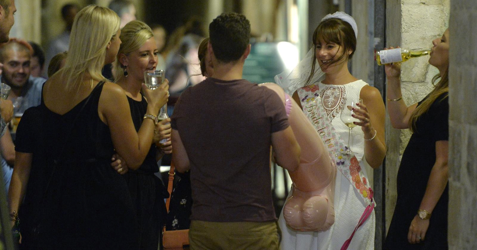 Hrvatica na mukama zbog kumstva: "Ona bi DJ-a i bazen, a ja se tek zaposlila"