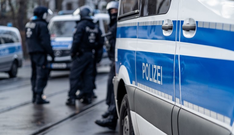 Pijani Hrvat sletio s autoceste u Njemačkoj. Pomagao mu prijatelj pa i on zapeo