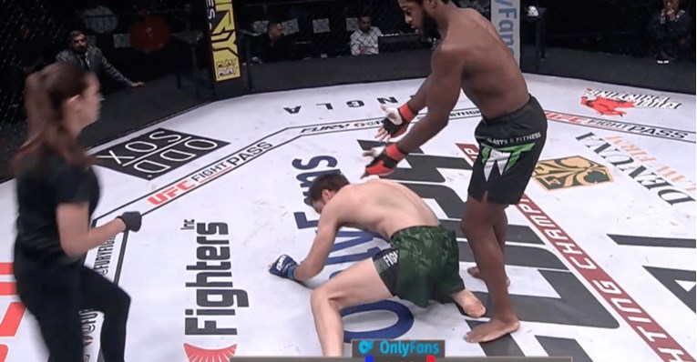 MMA borac zaustavio meč umjesto sutkinje. Fanovi traže da je se suspendira